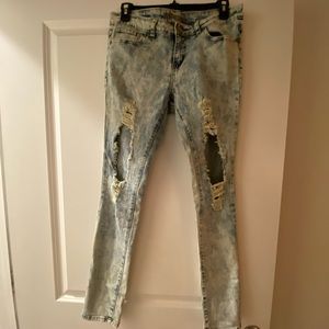 Super Trendy acid-washed ripped jeans for summer